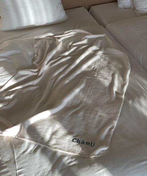 BLANKET / WHITE